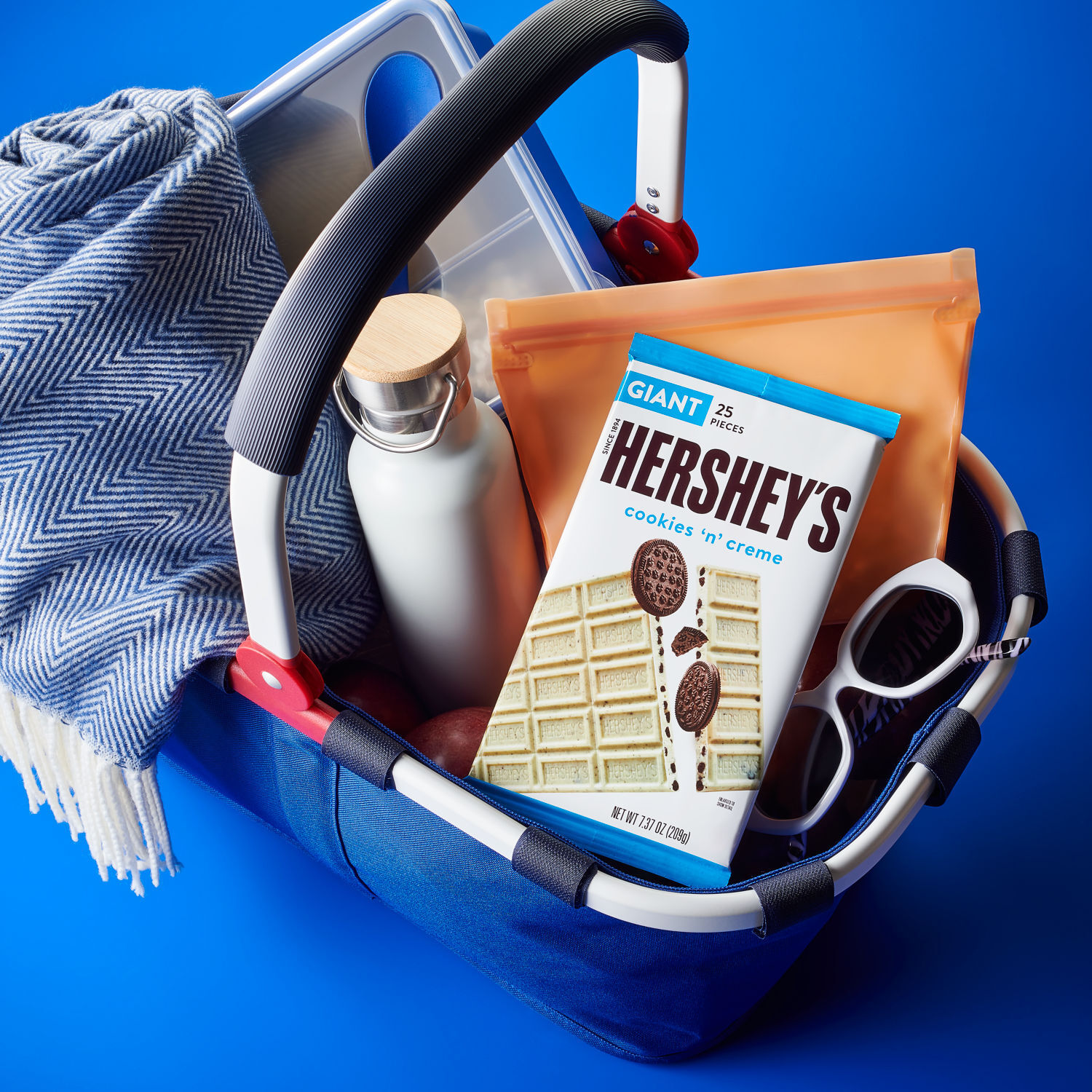 HERSHEY’S Cookies N Cream Giant 7.37oz Candy Bar - THE HERSHEY COMPANY